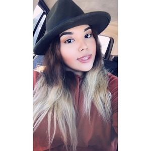 Meet your Posher, Idalia